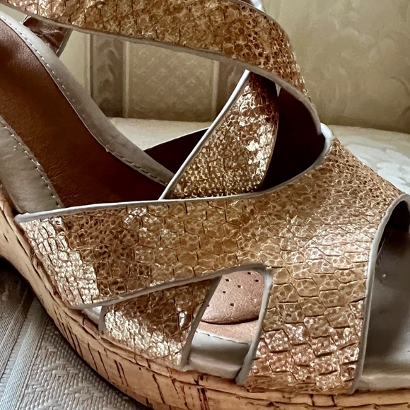 Sofft Wedge Platform Sandals - Picture 2 of 4